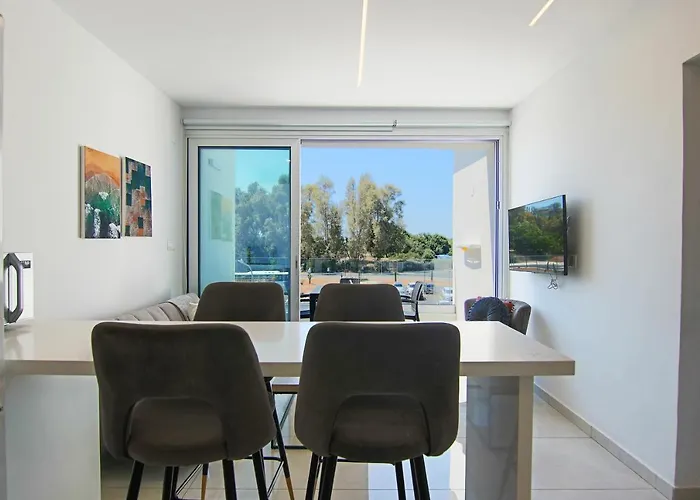 Phaedrus Living - Seaside Executive Flat Harbour 203