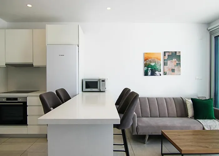 Phaedrus Living - Seaside Executive Flat Harbour 203